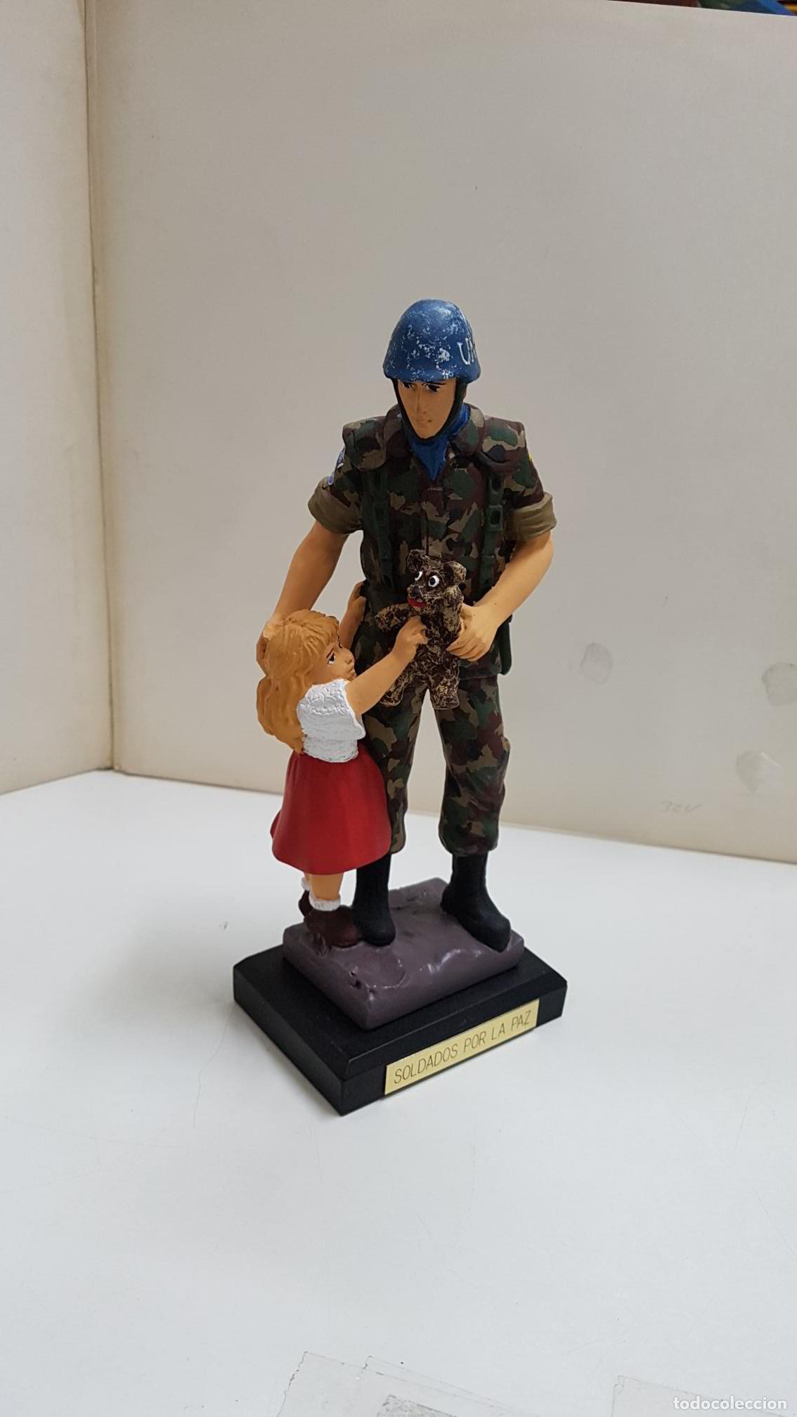 Collection Magazines and Newspapers: Figura de resina artesanal: Soldado espa&ntilde;ol perteneciente a Soldados por la Paz de N.U. dandole un o