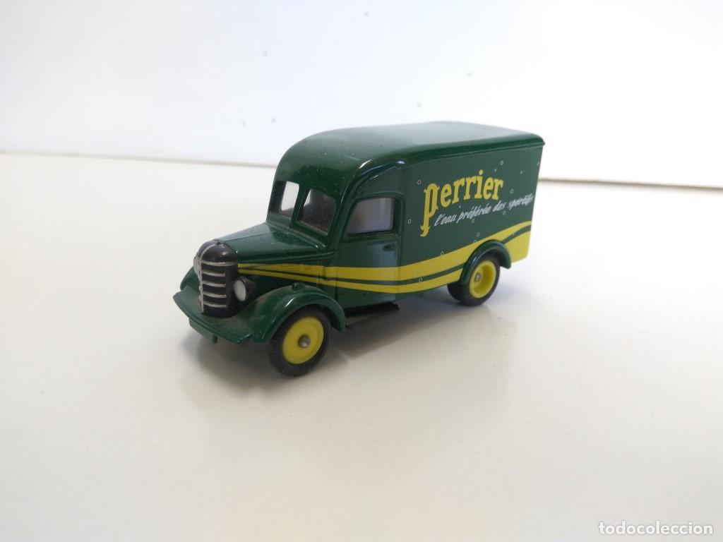 Collection Magazines and Newspapers: Coche Escala/Diecast: BEDFORD 30CWT VAN - PERRIER 1:43 (CORGI 2002) - Corgi