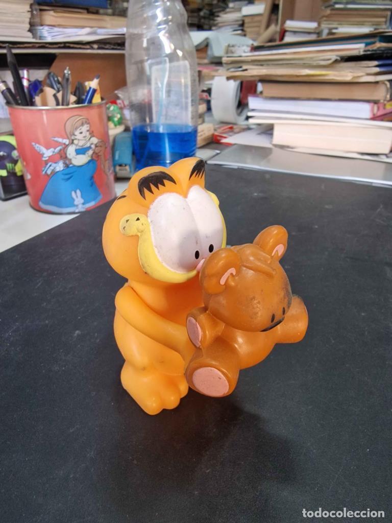Colecionismo de Revistas e Jornais: Figura pl&aacute;stico: Garfield sujetando un oso de peluche. Brazos articulados. Burguer King - NULL