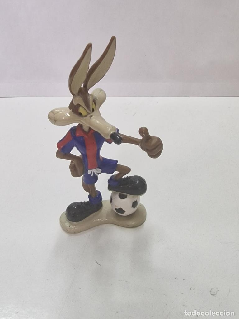 Colecionismo de Revistas e Jornais: Figura Pvc: Coyote de la serie el Coyote y el Correcaminos vestido de jugador del F.C. Barcelona - N