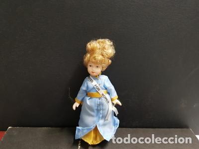 Colecionismo de Revistas e Jornais: Figura: Mu&ntilde;eca con vestido azul y lleva una banda al costado que pone Votes for Women