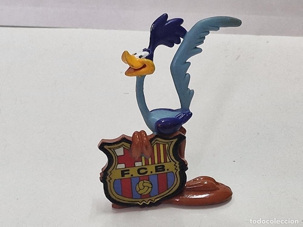 Colecionismo de Revistas e Jornais: Figura Pvc: Correcaminos de los Looney Tunes sujetando el escudo del F.C. Barcelona - NULL