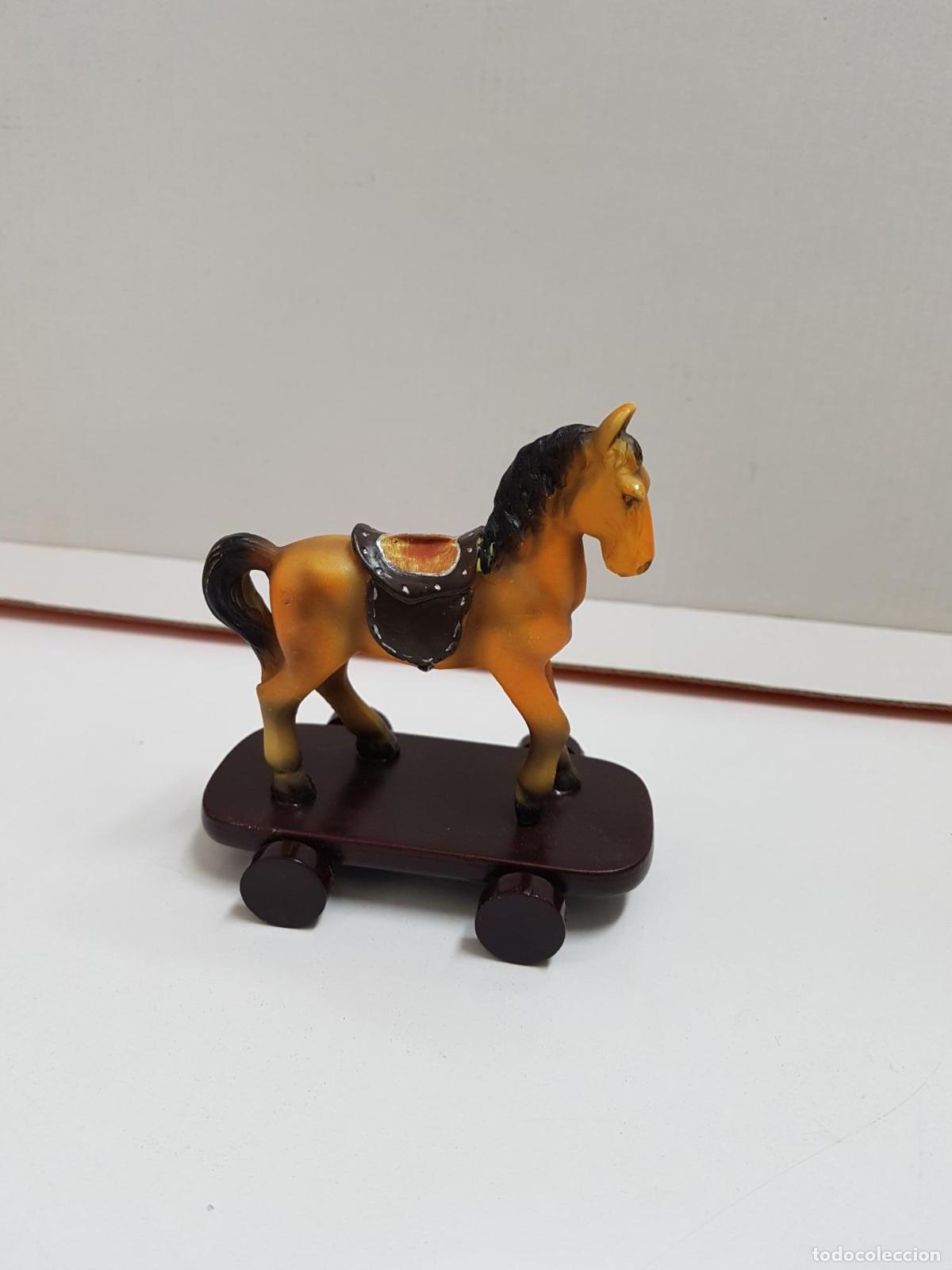 Collectionnisme de Revues et Journaux: Figura: Caballo sobre base con ruedas