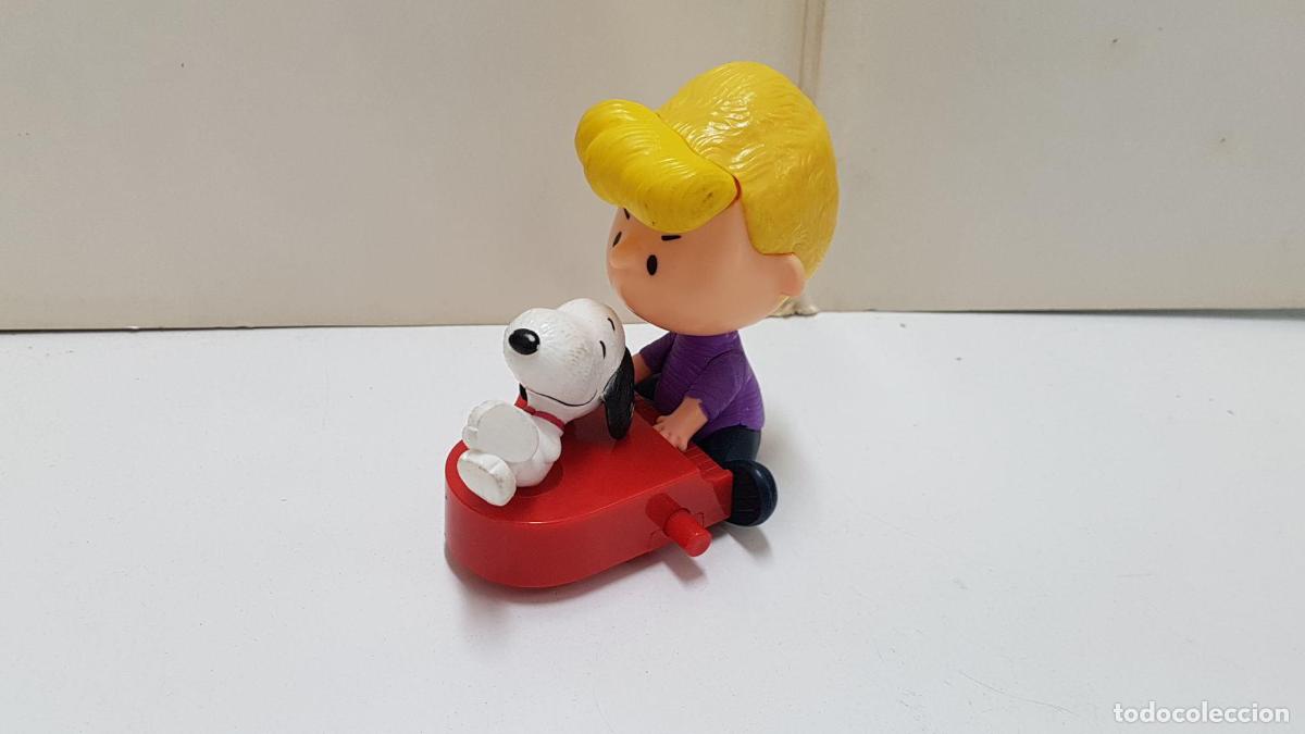 Coleccionismo de Revistas y Peri&oacute;dicos: Figura plastico a cuerda: Schroeder tocando el piano encima del mismo. 2015 PNTS