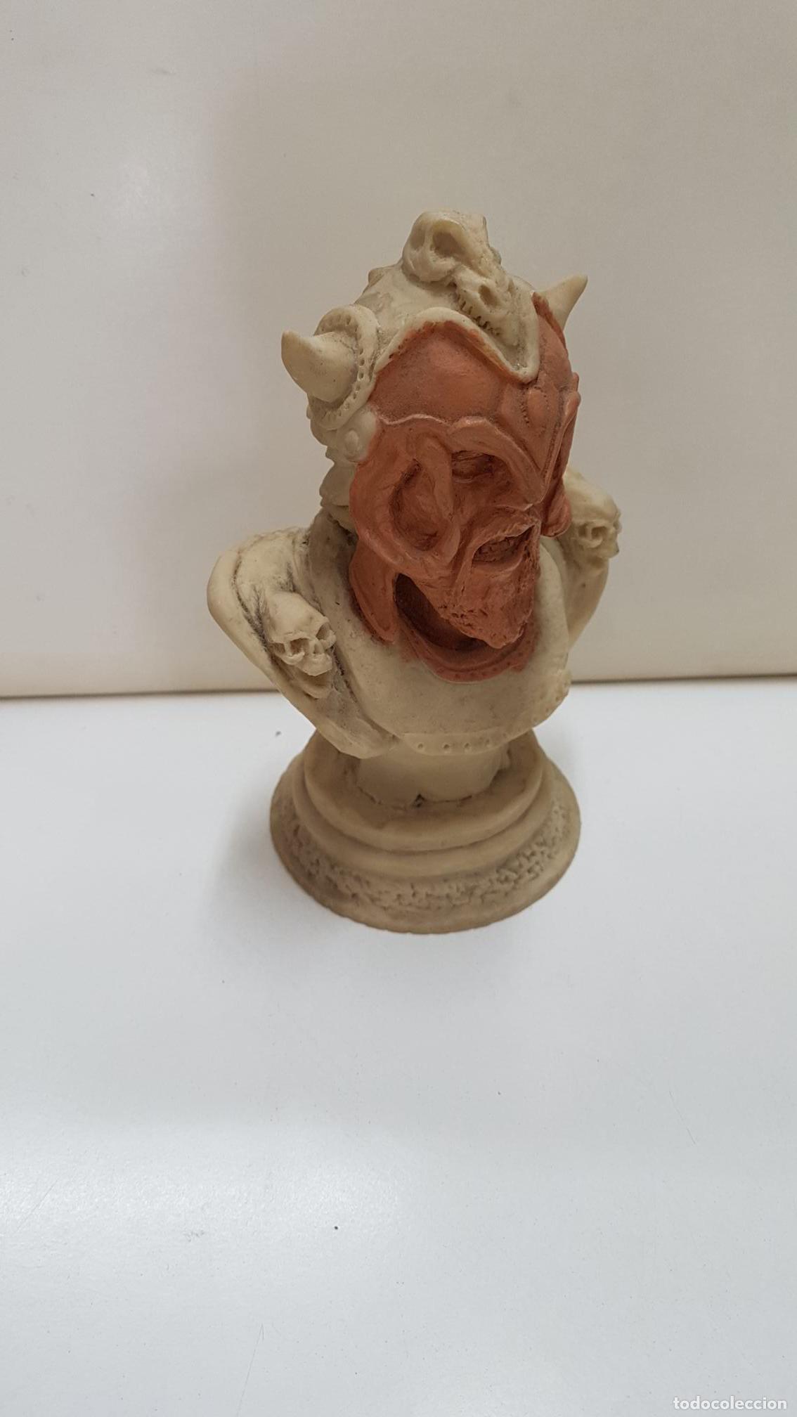 Coleccionismo de Revistas y Peri&oacute;dicos: Busto de resina: de guerrero con hombreras con craneos (B-003). Tiene la cara pintada. Tiene la firm