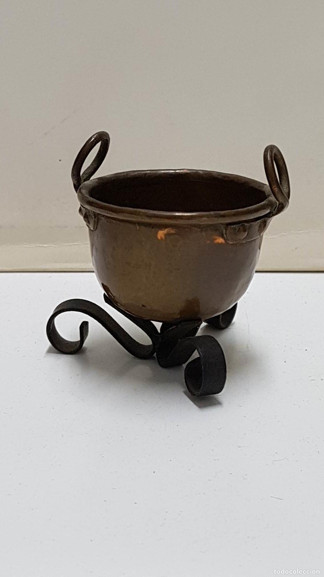 Coleccionismo de Revistas y Peri&oacute;dicos: Figura de un caldero de metal con 3 patas