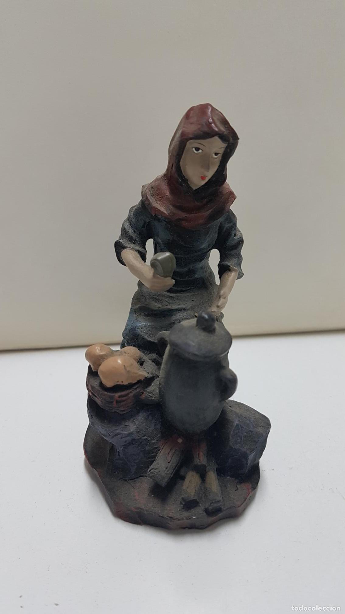 Coleccionismo de Revistas y Peri&oacute;dicos: Figura de resina: Mujer cocinando con una olla de barro. 11 cm de altura.
