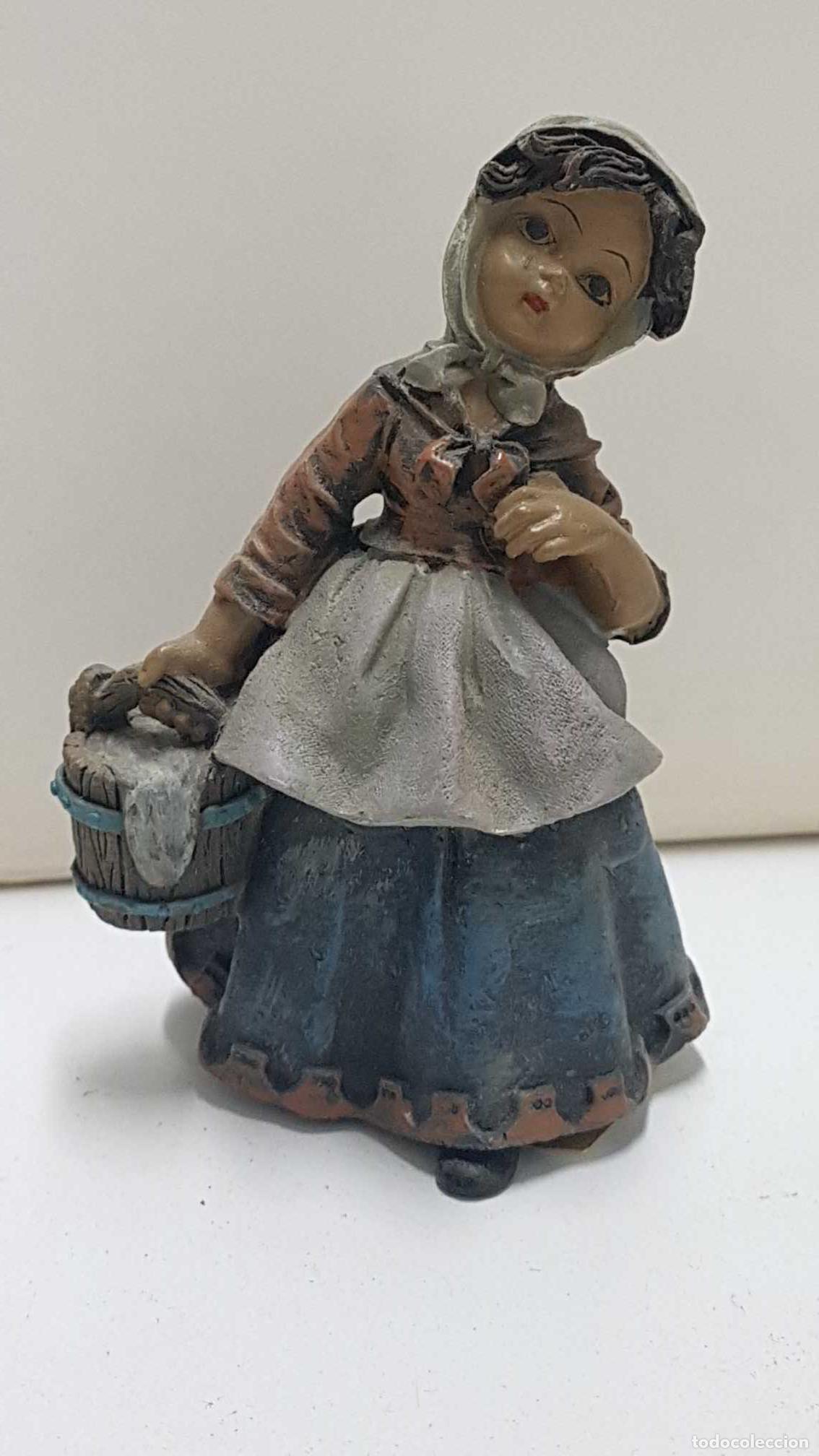 Coleccionismo de Revistas y Peri&oacute;dicos: Figura de resina: Campesina 10 cm con una hoz y heno en las manos, 4 mod sur, ref.0045091