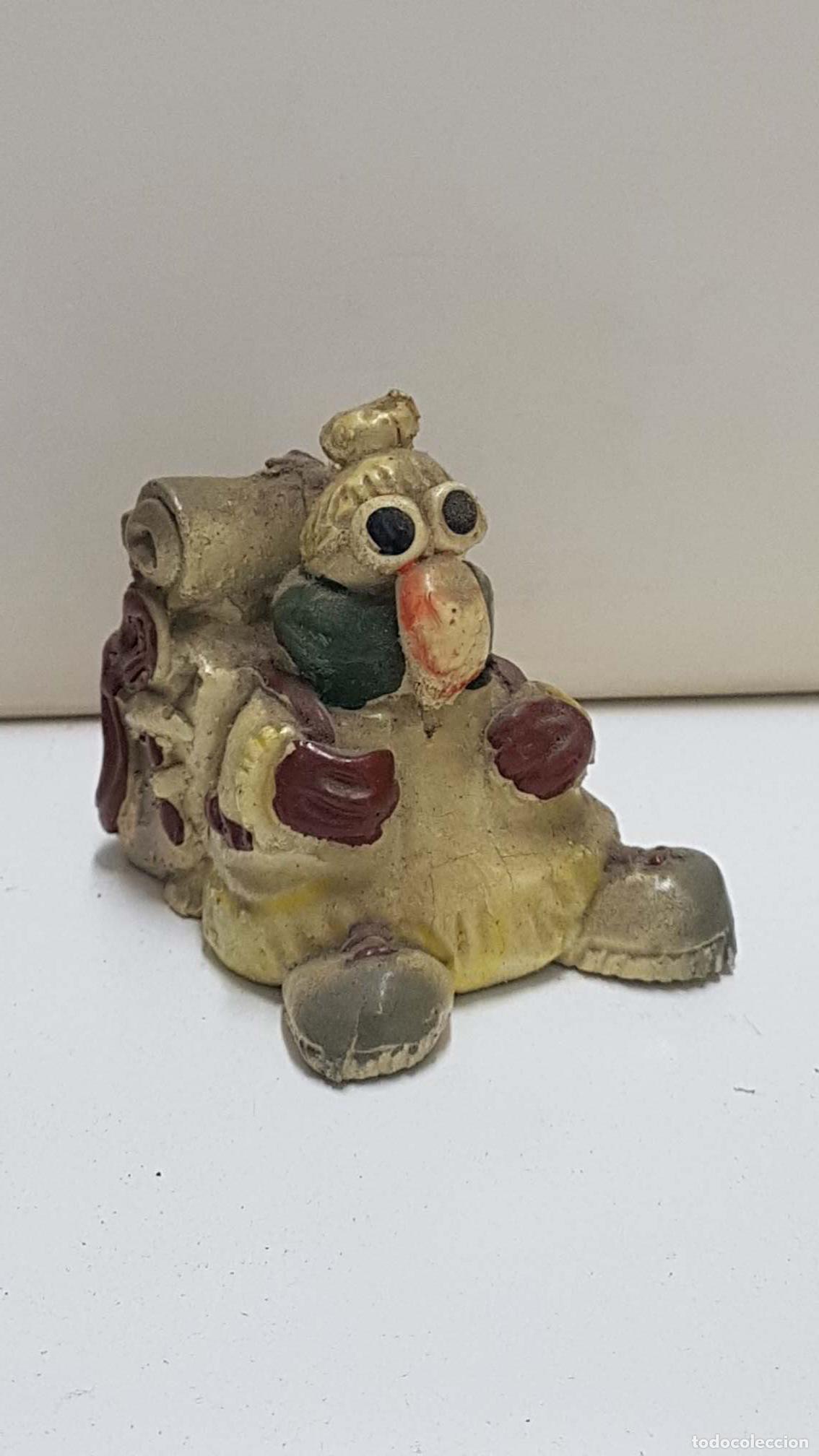 Coleccionismo de Revistas y Peri&oacute;dicos: Figura de resina: Mu&ntilde;eco con gafas oscuras y mochila.