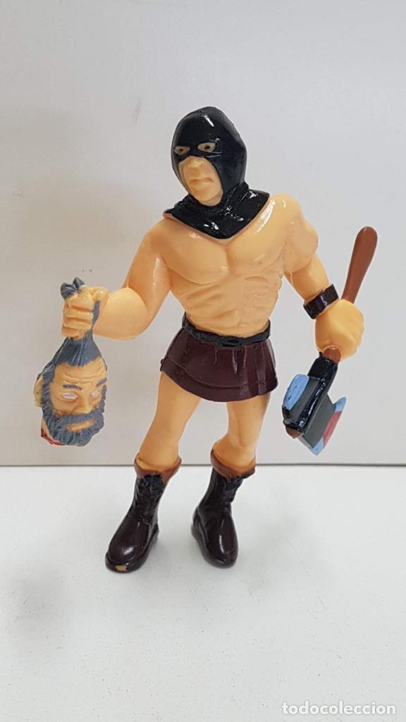 Collectionnisme de Revues et Journaux: Figura PVC: de un verdugo con un hacha en una mano y una cabeza cortada en la otra. Dimensiones: 10