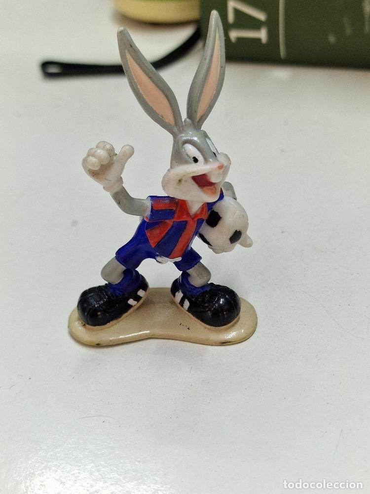 Coleccionismo de Revistas y Peri&oacute;dicos: Figura de pvc: Bugs Bunny futbolista - NULL