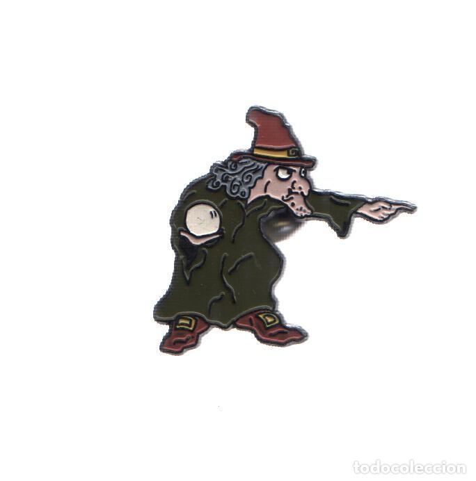 Coleccionismo de Revistas y Peri&oacute;dicos: PIN: BRUJAS - BRUJA SE&Ntilde;ALANDO CON BOLA DE CRISTAL