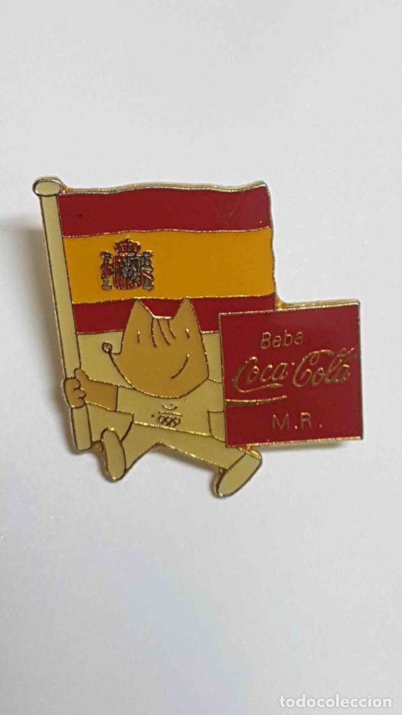 Coleccionismo de Revistas y Peri&oacute;dicos: Pins: Cobi llevando llevando la bandera espa&ntilde;ola, Coca Cola. Mascota de las Olimpiadas de Barcelona
