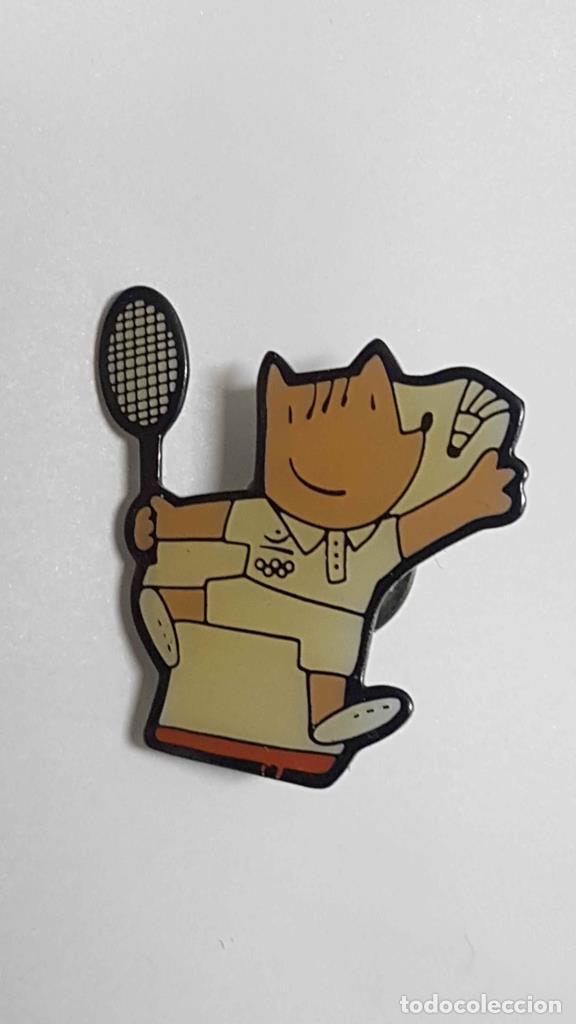 Collezionismo di Riviste e Giornali: Pins: Cobi jugando a badminton, Mascota de las Olimpiadas de Barcelona 1992 - NULL