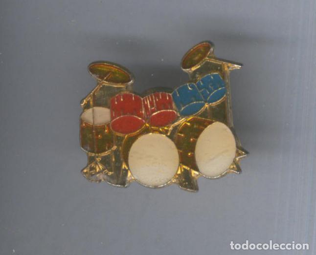 Collection Magazines and Newspapers: Pins metal: Bateria de Rock - Varios