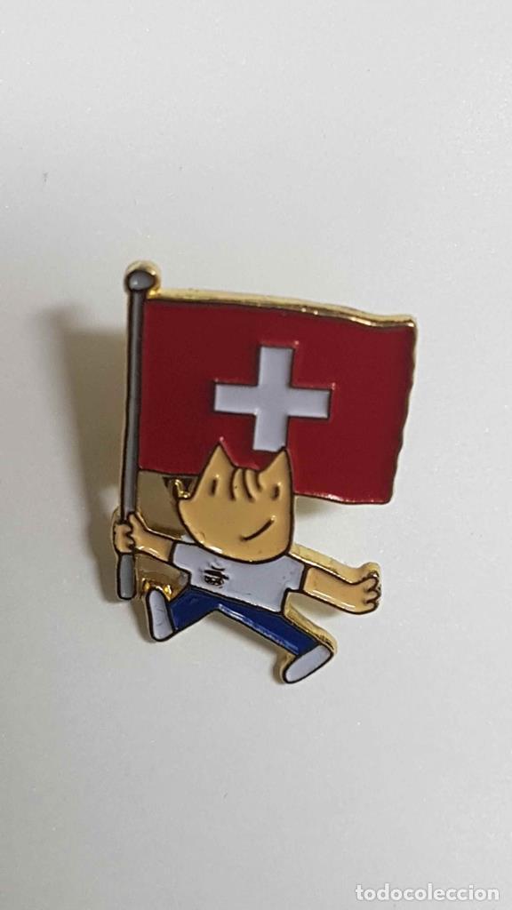Colecionismo de Revistas e Jornais: Pins: Cobi con la bandera de suiza, Mascota de las Olimpiadas de Barcelona 1992 - NULL