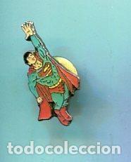 Coleccionismo de Revistas y Peri&oacute;dicos: Pins metal: Superman volando - Varios