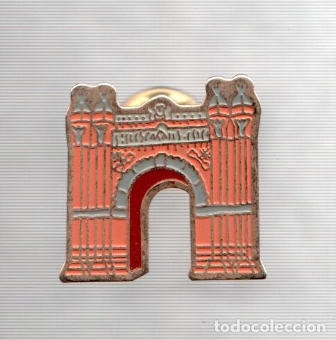 Colecionismo de Revistas e Jornais: Pins: Arco de Triunfo de Barcelona - Varios