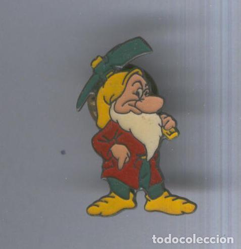 Colecionismo de Revistas e Jornais: Pins metal: Enanito Gru&ntilde;on de Blancanieves - Varios