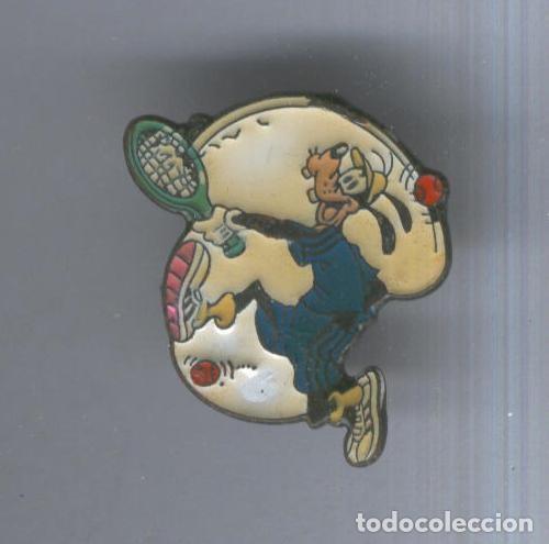 Collection Magazines and Newspapers: Pins metal: Goofy jugando al Tenis de la serie Mickey Mouse - Varios