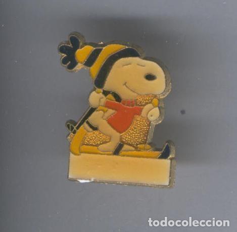 Collection Magazines and Newspapers: Pins metal: Snoopy esquiando de la serie Carlitos y Snoopy - Varios