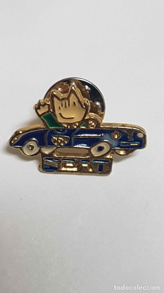 Collezionismo di Riviste e Giornali: Pins: Cobi sobre vehiculo Seat, Mascota de las Olimpiadas de Barcelona 1992 - NULL