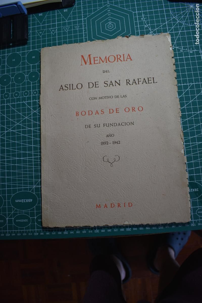 Coleccionismo de Revistas y Peri&oacute;dicos: Rara Memoria de las Bodas de Oro del Asilo de San Rafael de Madrid (1892-1942). 55 p&aacute;ginas.