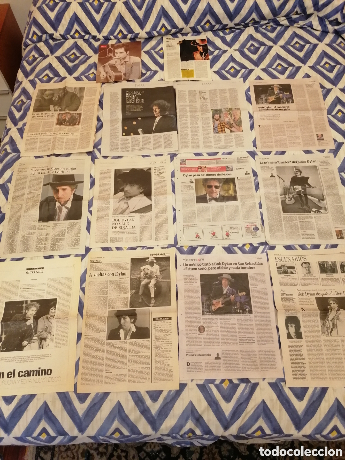 Coleccionismo de revistas y peri&oacute;dicos: Lote 14 P&aacute;ginas Prensa Espa&ntilde;a Art&iacute;culos Variados Sobre Bob Dylan.Leer