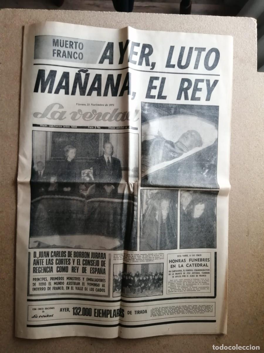Coleccionismo de revistas y peri&oacute;dicos: PERIODICO LA VERDAD (MURCIA). 21 NOVIEMBRE 18975. FRANCO, AYER LUTO... HOY, EL REY