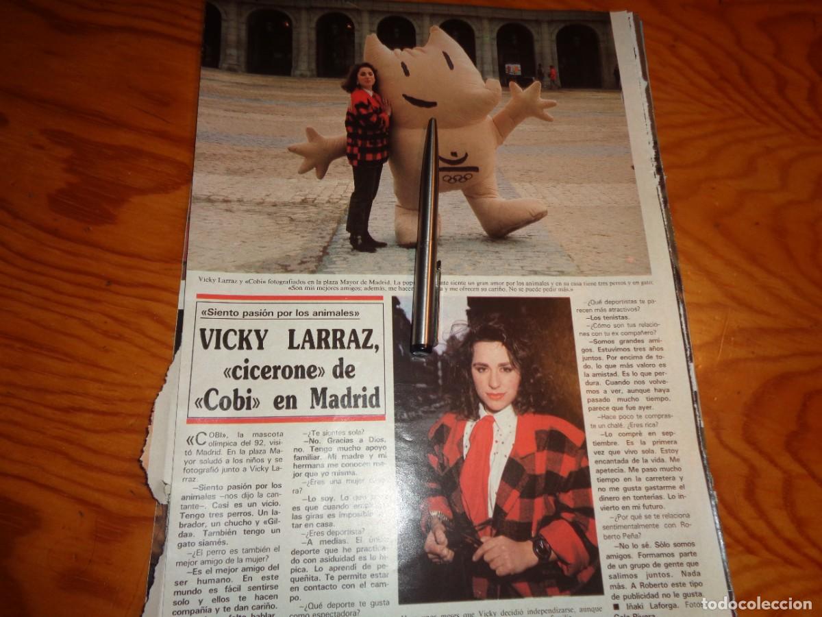 Coleccionismo de revistas y peri&oacute;dicos: RECORTE : VICKY LARRAZ, CON EL COBI EN MADRID. SEMANA, FBRO 1990