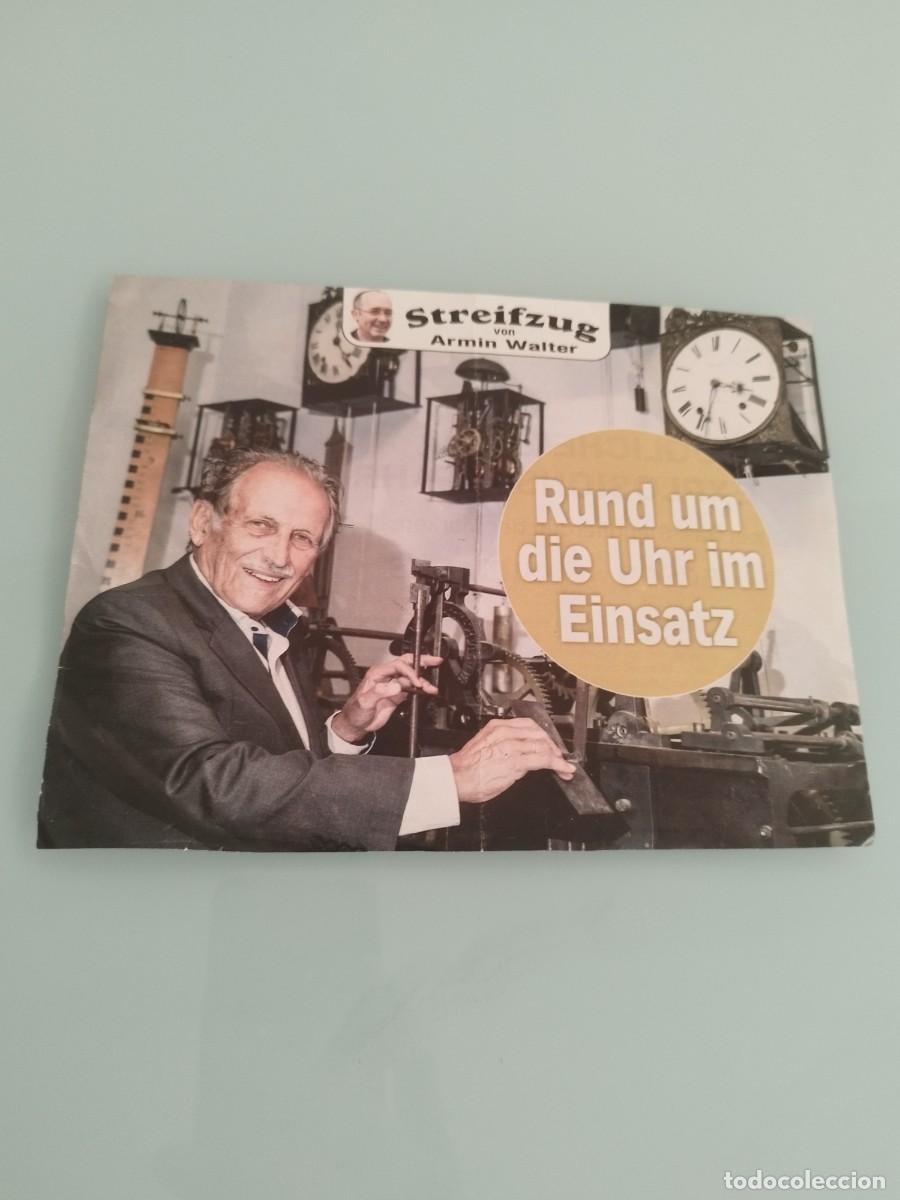 Coleccionismo de revistas y peri&oacute;dicos: Recorte de hoja de revista foto. Traje tradicional alpino. relojero trabajando con mecanismos reloj.