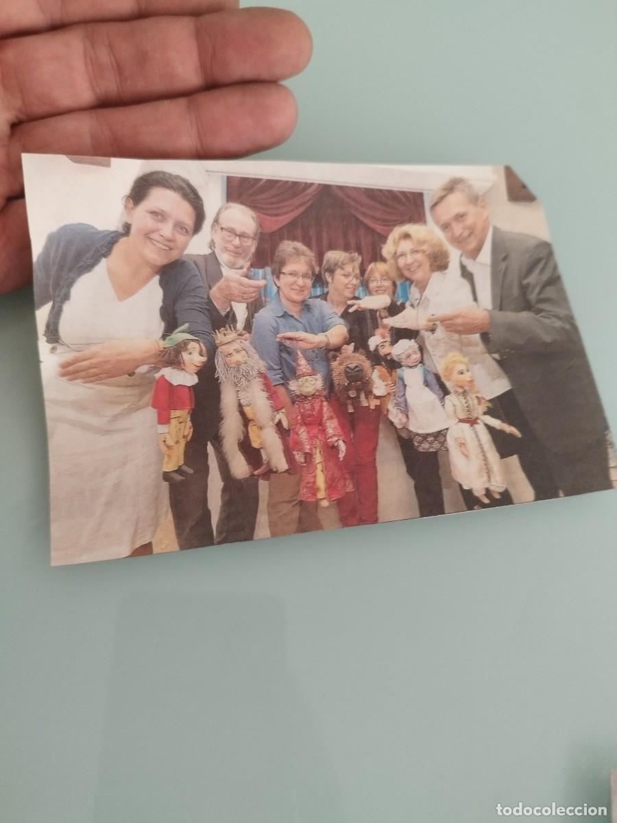 Coleccionismo de revistas y peri&oacute;dicos: Recorte de hoja de revista foto. Grupo de personas posando sonrientes, sosteniendo marionetas