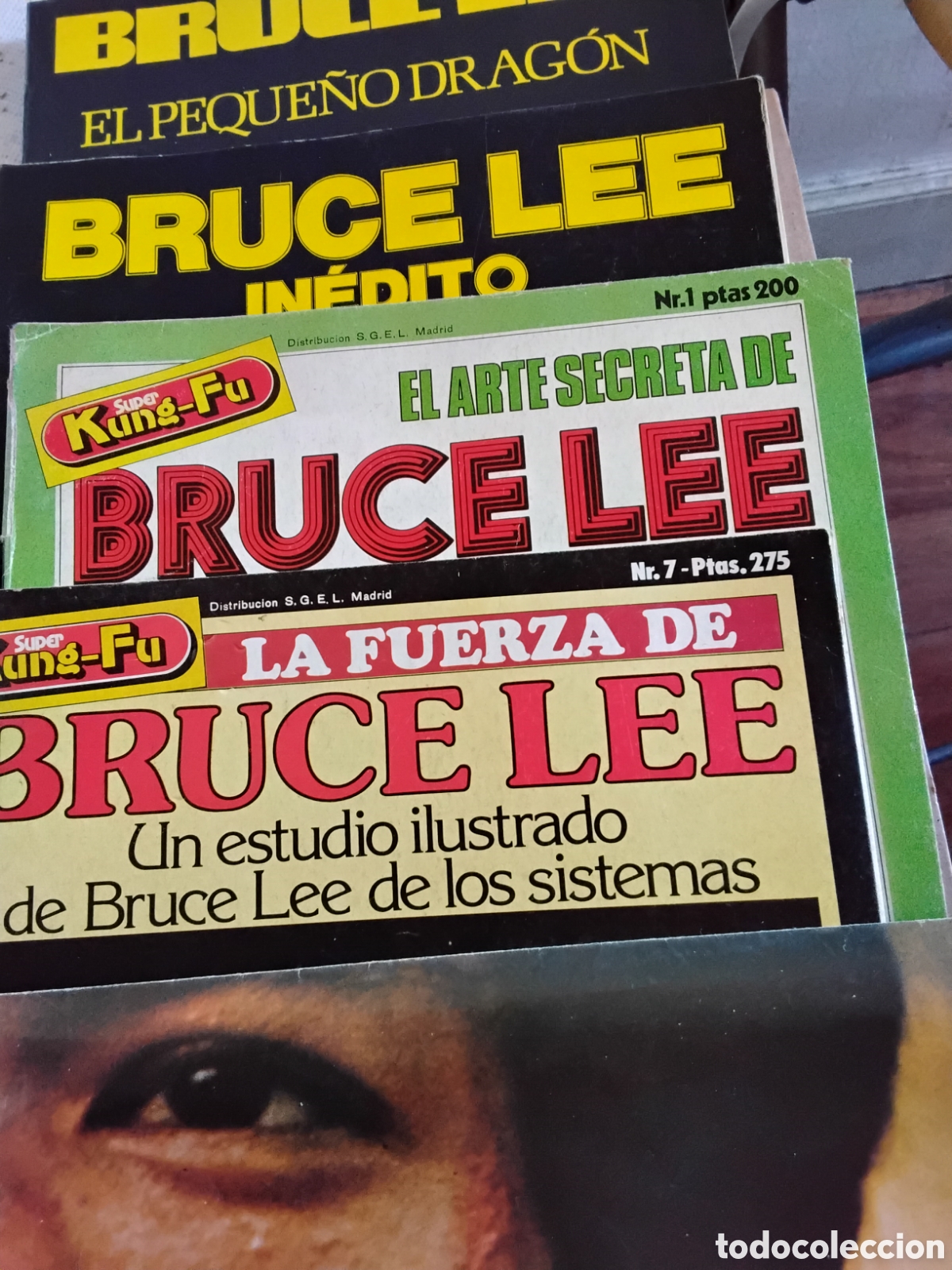 Coleccionismo de revistas y peri&oacute;dicos: CUATRO REVISTAS SOBRE BRUCE LEE Y UN P&Oacute;STER