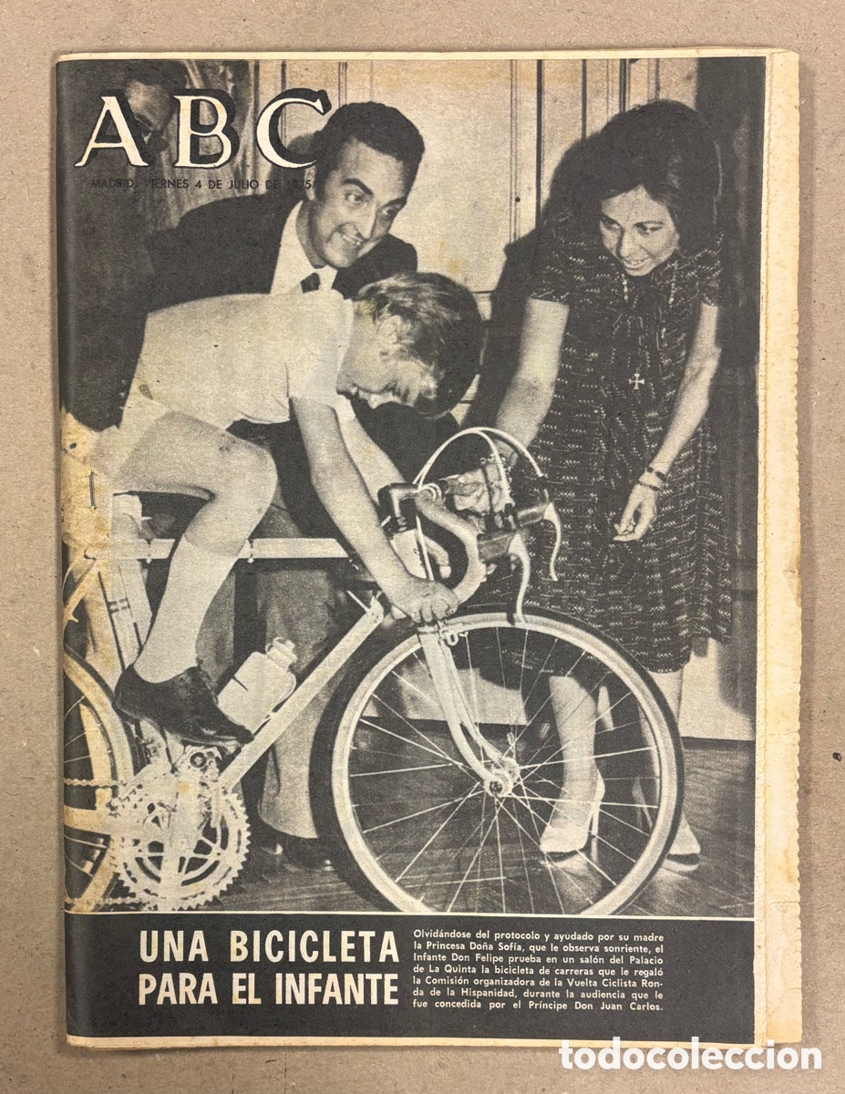 Coleccionismo de revistas y peri&oacute;dicos: ABC (4 DE JULIO DE 1975). UNA BICICLETA PARA EL INFANTE FELIPE BORB&Oacute;N,&hellip;
