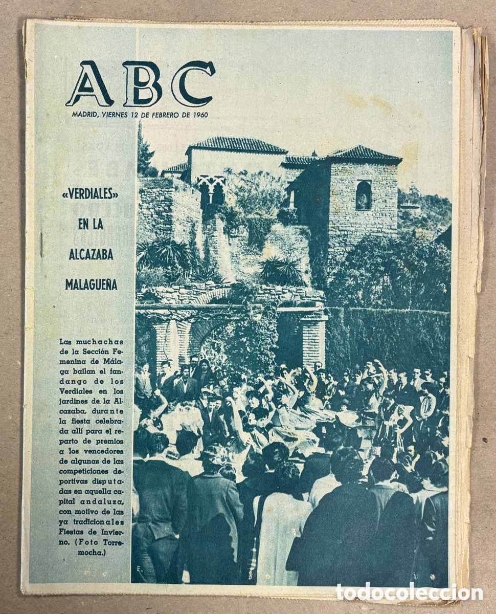 Coleccionismo de revistas y peri&oacute;dicos: ABC (12 FEBRERO 1960). MUCHACHAS DE LA SECCI&Oacute;N FEMENINA BAILAN VERDIALES EN LA ALCAZABA MALAGUE&Ntilde;A