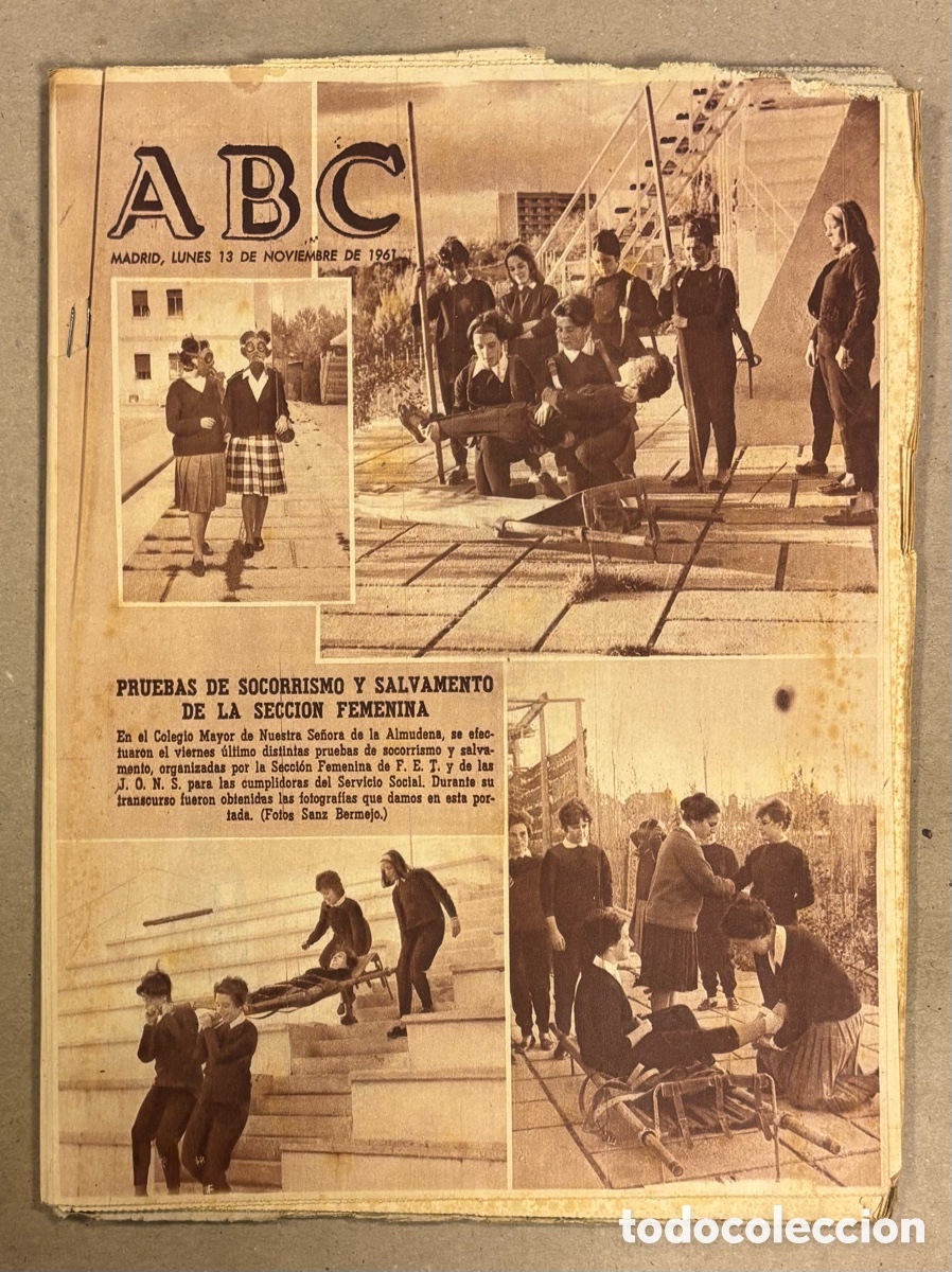 Collectionnisme de Revues et Journaux: ABC (13 NOVIEMBRE 1961). PRUEBAS DE SOCORRISMO Y SALVAMENTO DE LA SECCI&Oacute;N FEMENINA, MARRUECOS