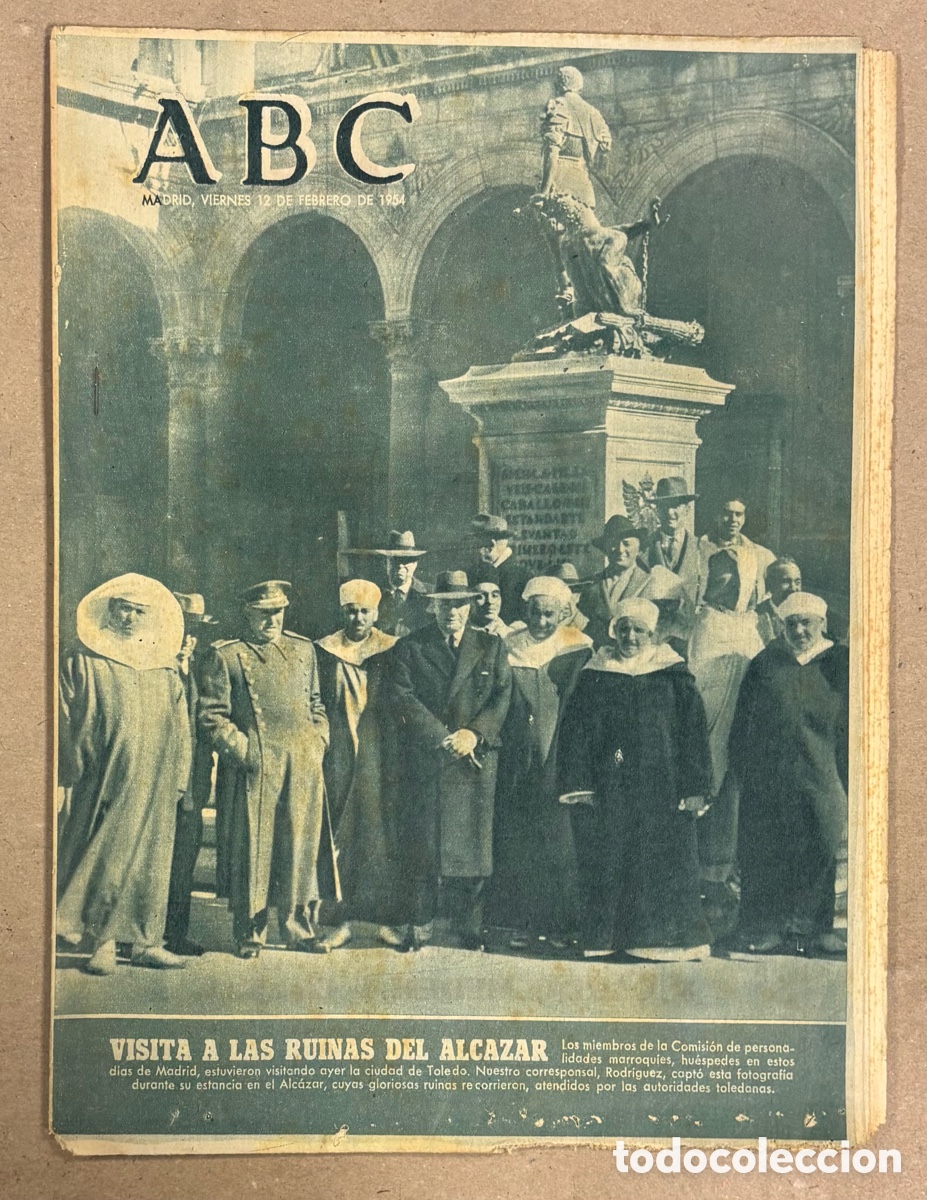 Coleccionismo de revistas y peri&oacute;dicos: ABC (12 FEBRERO 1954). PERSONALIDADES MARROQU&Iacute;ES VISITAN LAS RUINAS DEL ALC&Aacute;ZAR DE TOLEDO,&hellip;