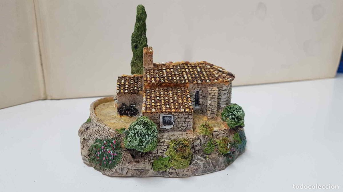 Coleccionismo de revistas y peri&oacute;dicos: figura de belen: Monasterio de resina en lo alto de una elevacion