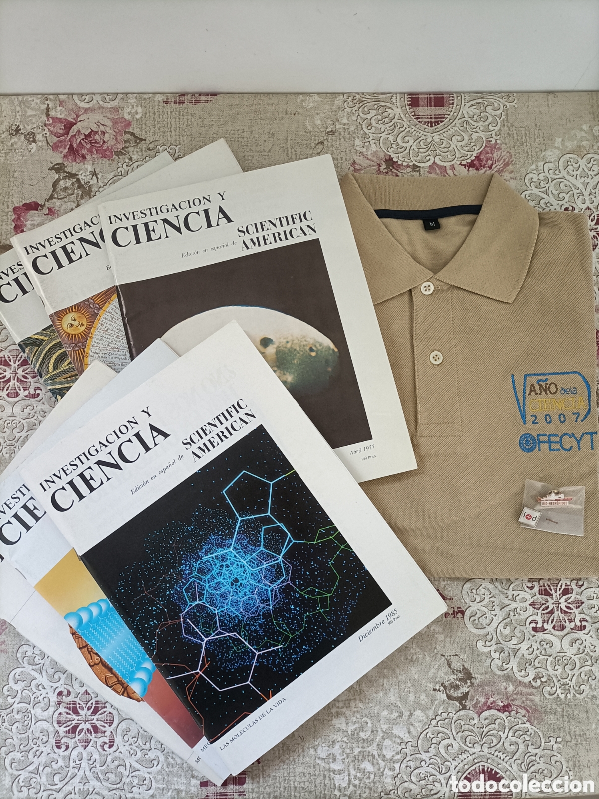 Coleccionismo de revistas y peri&oacute;dicos: Lote ciencia:Revista Investigaci&oacute;n y Ciencia A&ntilde;os 70/80, Camiseta FECYT, Chapas Bio-hesperides e i+d