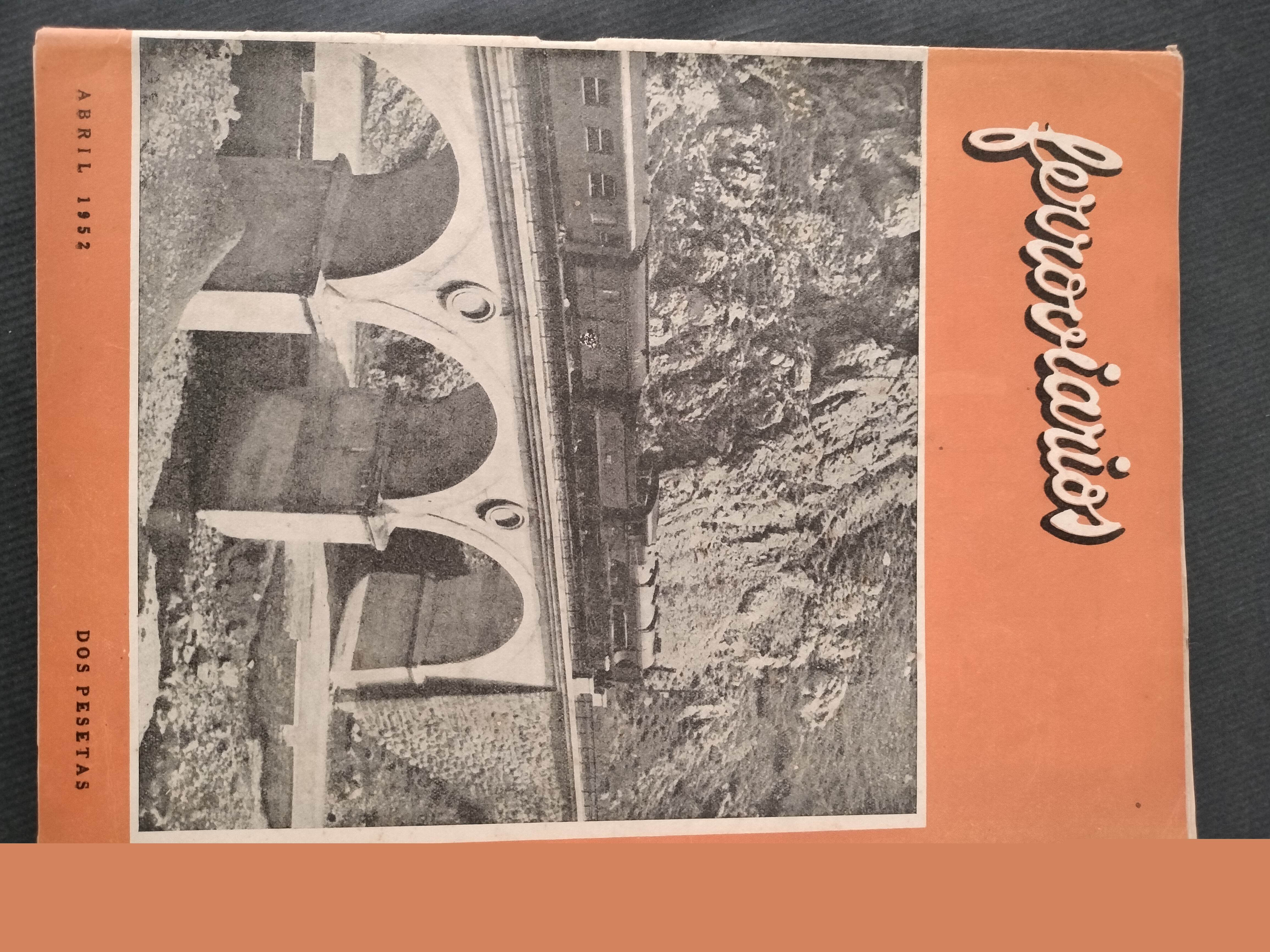 Coleccionismo de revistas y peri&oacute;dicos: REVISTA FERROVIARIOS N&ordm; 129 ABRIL 1952 PORTADA FOTO PUENTE VILLANUEVA DE LOS BA&Ntilde;OS TRENES