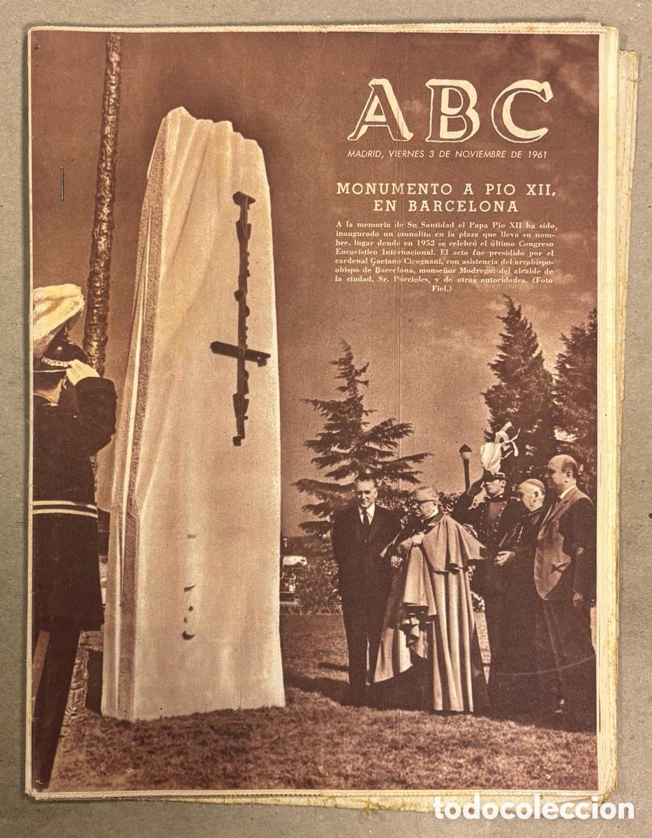 Coleccionismo de revistas y peri&oacute;dicos: ABC (3 NOVIEMBRE 1961) MONUMENTO A P&Iacute;O XII EN BARCELONA, RECOGIDA ACEITUNA ALMAZARA, NUEVO MERCADO E