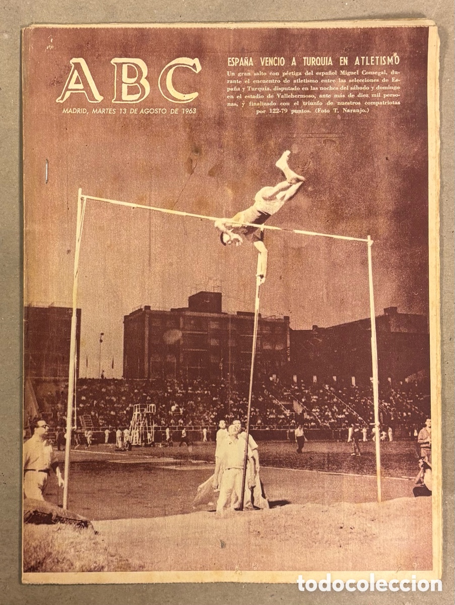 Coleccionismo de revistas y peri&oacute;dicos: ABC (13 AGOSTO 1963) ESPA&Ntilde;A VENCE A TURQUIA EN ATLETISMO, VISITA JUGADORES REAL MADRID DRY SACK