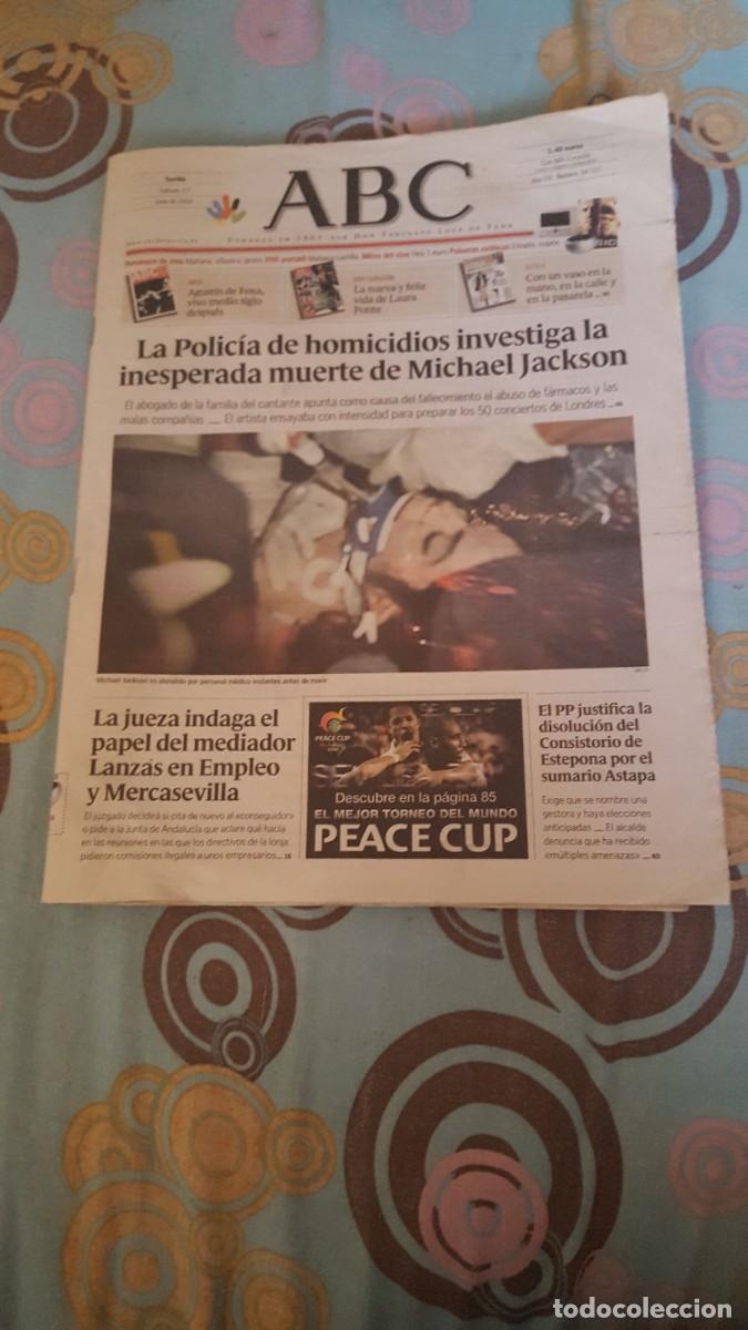 Coleccionismo de revistas y peri&oacute;dicos: Peri&oacute;dico ABC, En portada: muerte Michael Jackson, con amplio reportaje en interior. A&ntilde;o 2009.