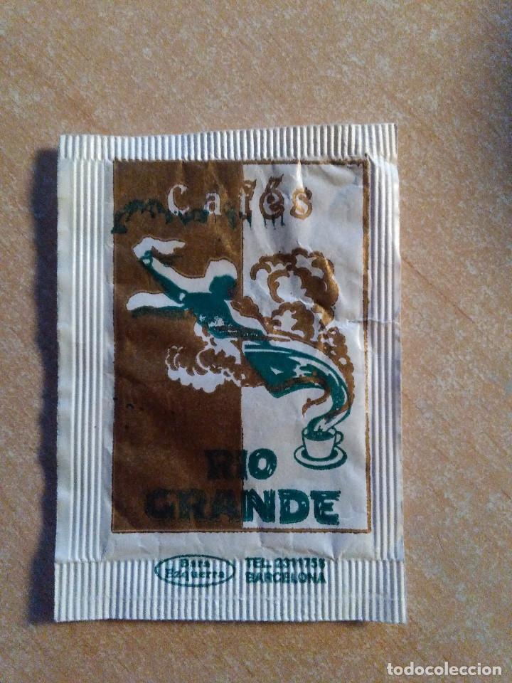 Collection sugar packets: SOBRE AZ&Uacute;CAR: CAF&Eacute;S RIO GRANDE. EST. : BARA EZQUERRA
