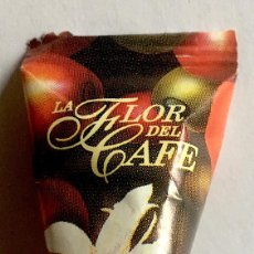 Sobres de azúcar de colección: LA FLOR DEL CAFÉ (SOBRE FORMA CÓNICA). LLENO. AÑOS 90.