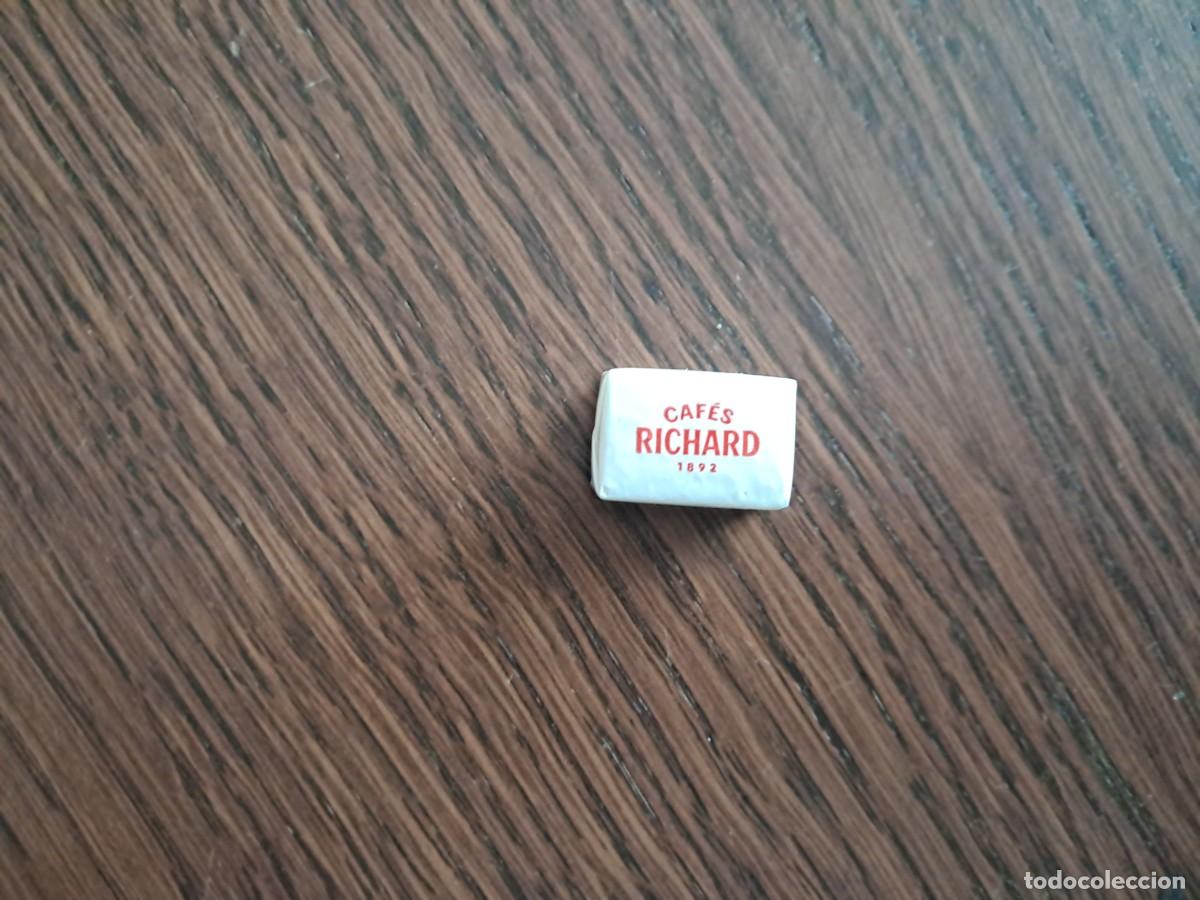 Sobres de az&uacute;car de colecci&oacute;n: terr&oacute;n de az&uacute;car, caf&eacute;s Richard.