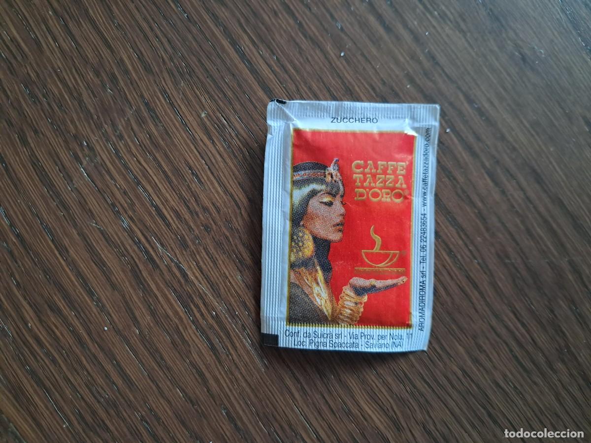 Sobres de az&uacute;car de colecci&oacute;n: sobre de az&uacute;car vac&iacute;o publicitario, caffe tazza d'oro. Coliseo, Roma. Italia.