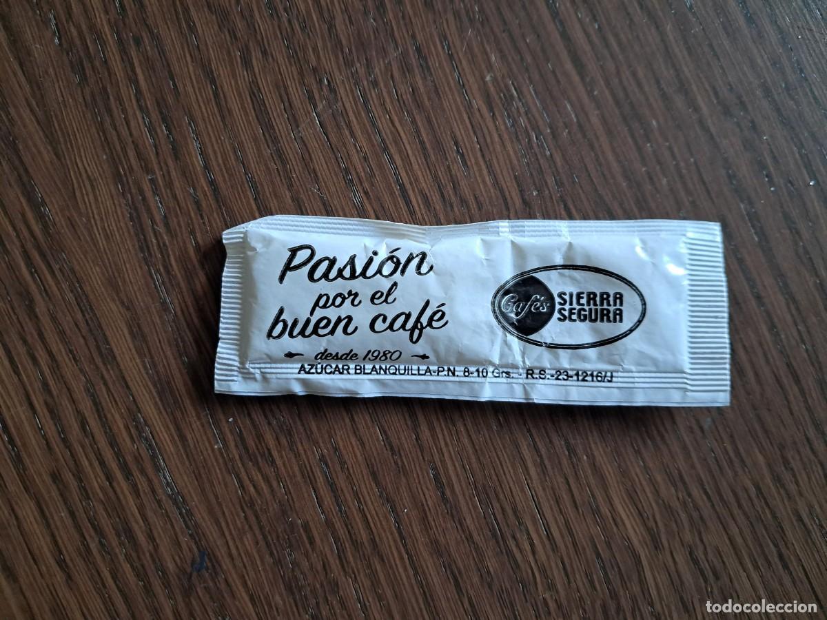 Sobres de az&uacute;car de colecci&oacute;n: sobre de az&uacute;car vac&iacute;o publicitario, caf&eacute;s Sierra Segura, frase c&eacute;lebre al dorso.