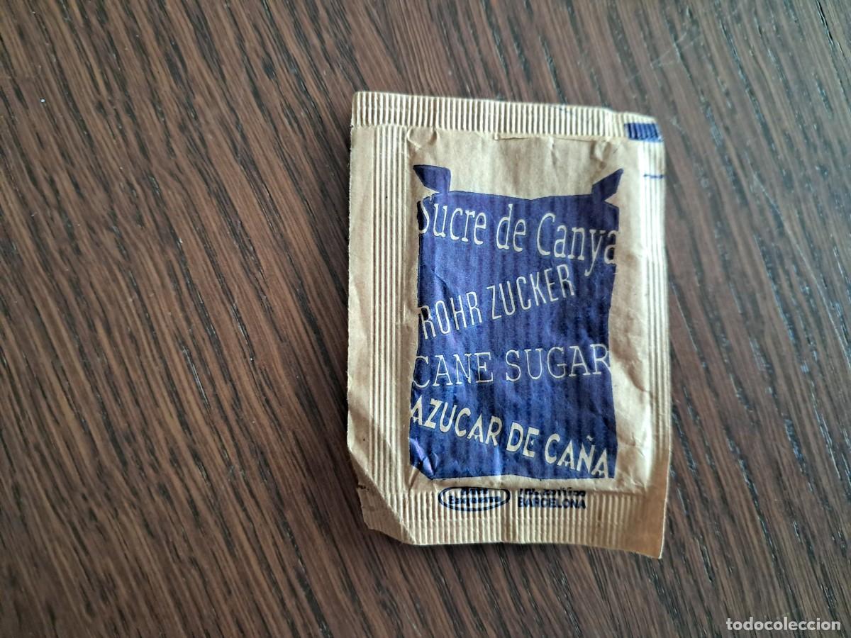 Sobres de az&uacute;car de colecci&oacute;n: sobre de az&uacute;car vac&iacute;o, az&uacute;car moreno de ca&ntilde;a.