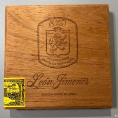 Paquetes de tabaco: CAJA DE PUROS. LEÓN JIMENES. HECHOS A MANO. REPÚBLICA DOMINICANA. 10 PUROS.